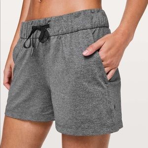 Lululemon on the fly short grey sz 4, like new